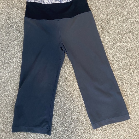Lululemon Reversible Groove Crop Pants Pattern Wide Flare Leg Capri Yoga Size 4 - Picture 6 of 7